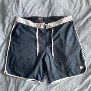 Vuori Size 34 Cruise Gray Spotted Board Shorts Swim Shorts Trunks 7” Inseam